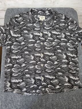 American Eagle Outfitters XXL Seriously Soft Button Up Black White Wave Print